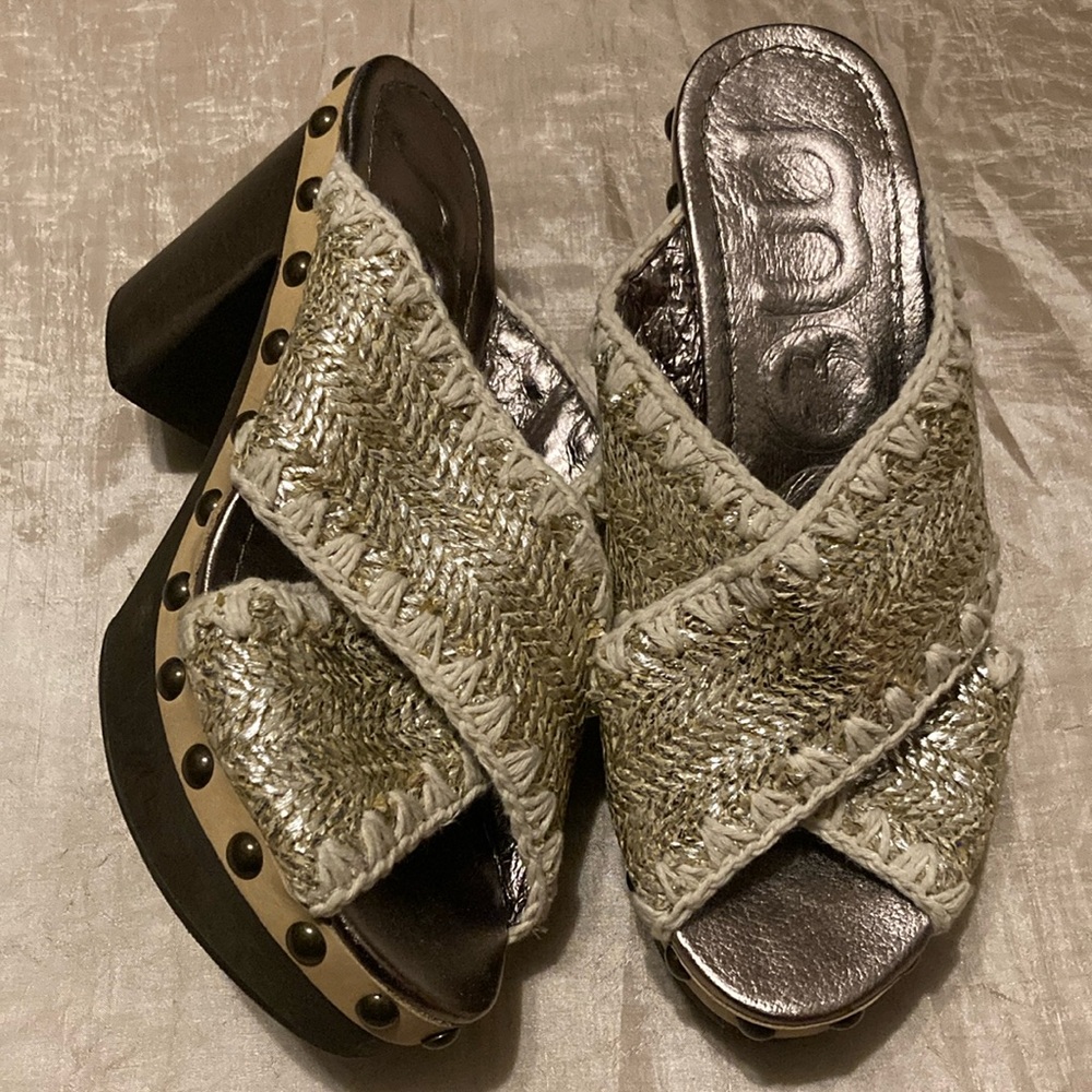 MOU Criss Cross Wood Studded Clog Heel